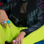 Молодежь в ярких неоновых образах в стиле Sugar Rush gaming эстетики