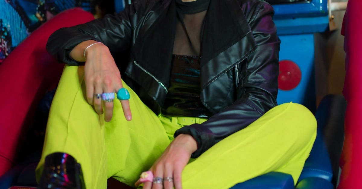 Молодежь в ярких неоновых образах в стиле Sugar Rush gaming эстетики