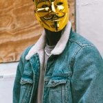 Western street style образ с золотыми элементами в urban культуре