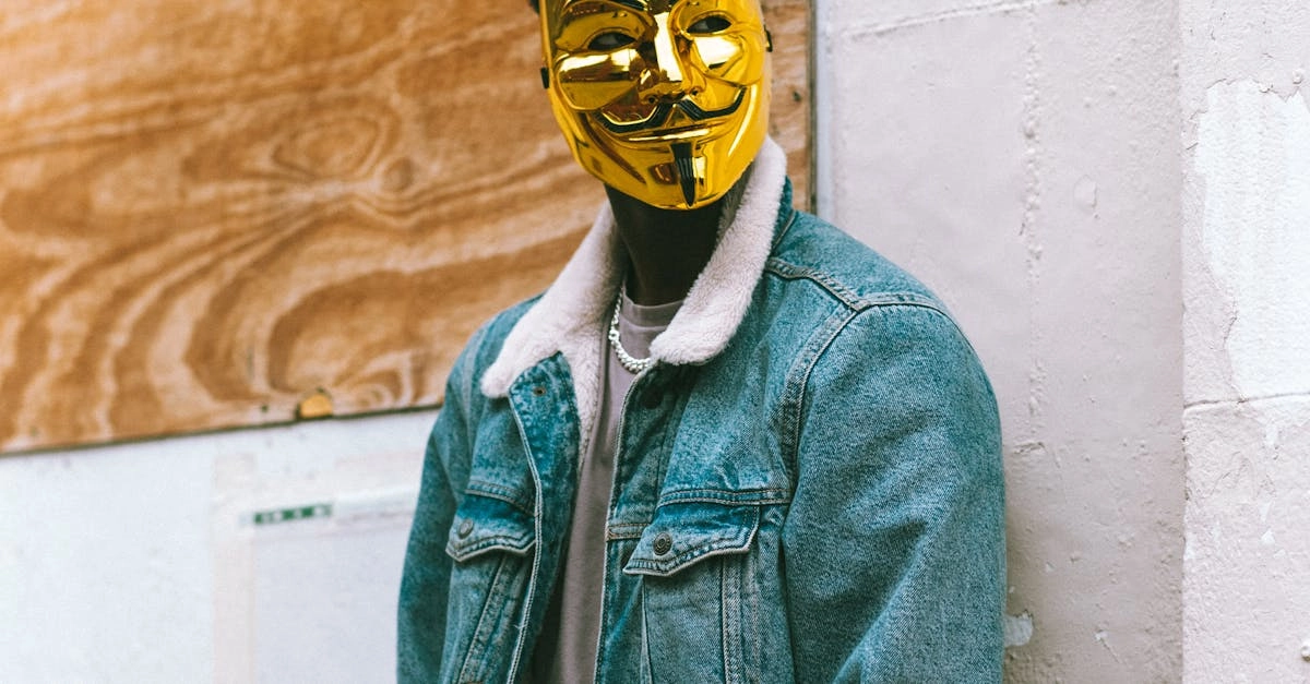 Western street style образ с золотыми элементами в urban культуре