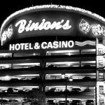 Urban-игроки в стильной одежде за столом рулетки в современном казино